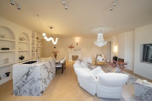 Senior-Apartment, 3 Schlafzimmer, Badewanne, Stadtblick | Wohnzimmer