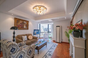 Senior-Apartment, 3 Schlafzimmer, Küche, Stadtblick | Wohnzimmer