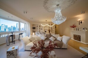 Senior-Apartment, 3 Schlafzimmer, Badewanne, Stadtblick | Wohnzimmer