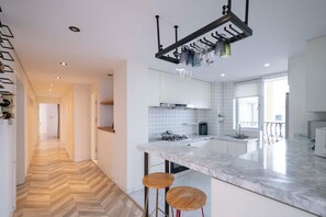 Senior-Apartment | Eigene Küche | Kühlschrank, Reinigungsartikel, Küchenrolle