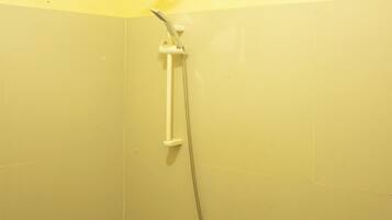 Deluxe driepersoonskamer, uitzicht op meer | Badkamer | Handdoeken, zeep, toiletpapier