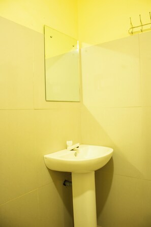 Deluxe Triple Room, Lake View | Bathroom | Towels, soap, toilet paper - Leon Lakeside Hotel (Sella Kataragama)