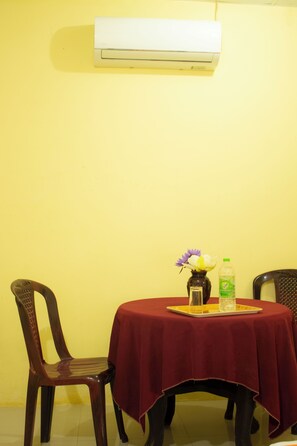 In-room dining - Leon Lakeside Hotel (Sella Kataragama)