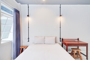 Habitación Deluxe doble | Espacio para trabajar con un portátil y ropa de cama
