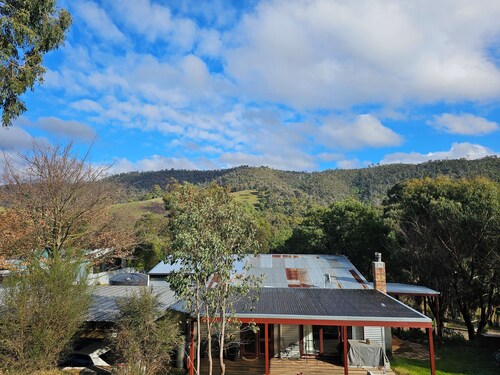 Hazy Hill Estate, a renovated Miners Cottage, surrounded by nature