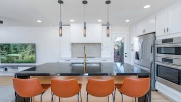 Microondas, horno, parrilla de estufa y lavavajillas