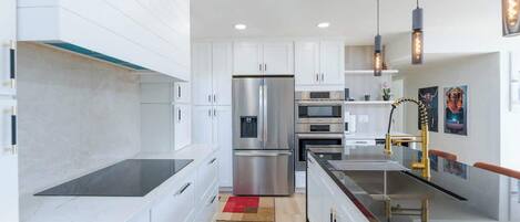 Refrigerador, microondas, horno, placa de cocina