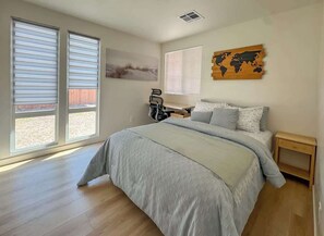 Iron/ironing board, travel crib, free WiFi, bed sheets - Hot Tub*3bd2ba*Backyard*King*1.2Gbps*pooltable (El Centro)