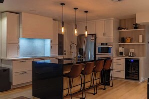 Fridge, microwave, oven, stovetop - Hot Tub*3bd2ba*Backyard*King*1.2Gbps*pooltable (El Centro)
