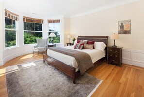 2 bedrooms, desk, iron/ironing board, free WiFi - Buena Vista Heights - Furnished, Top Floor 2 Bed + Den/2 Bath Condo w/ Views (San Francisco)