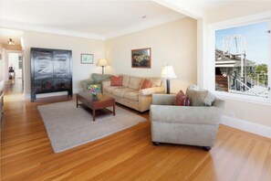 Smart TV - Buena Vista Heights - Furnished, Top Floor 2 Bed + Den/2 Bath Condo w/ Views (San Francisco)