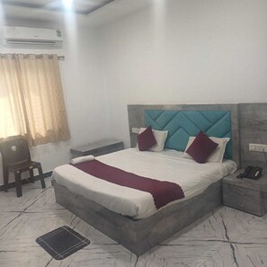 Deluxe Double Room | Desk, laptop workspace, free WiFi - SR Resort Pushkar (Pushkar)