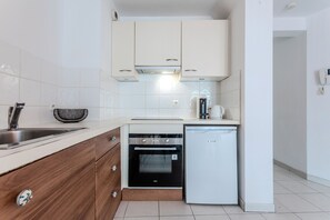 Fridge, oven, stovetop, coffee/tea maker - Apartment 'L'Ensoleillé' with Air Conditioning and near beach (Sainte-Maxime)