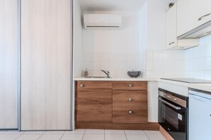 Fridge, oven, stovetop, coffee/tea maker - Apartment 'L'Ensoleillé' with Air Conditioning and near beach (Sainte-Maxime)