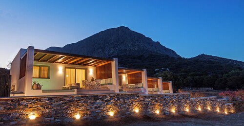 Premium Suites on Greek island with beach access and private pool
