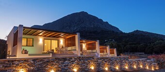 Premium Suites on Greek island with beach access and private pool