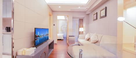 Quarto empresarial, sacada, vista para o jardim | Escrivaninha, espaço de trabalho para notebook, Wi-Fi de cortesia