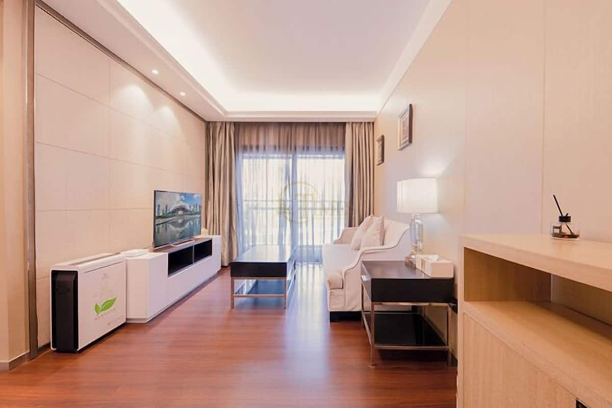 Executive Condo, Balcony, Garden View | Living room
