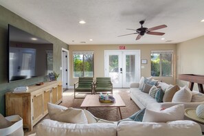 Smart-TV, Kamin, Videospiele, Bücher