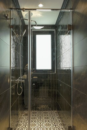 Premier Double Room | Bathroom | Shower, hydromassage showerhead, eco-friendly toiletries, hair dryer - Hanoi Bliss Hotel (Hanoi)