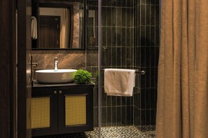 Kahden hengen perushuone | Kylpyhuone | Suihku, hierova suihkupää, ympäristöystävälliset hygieniatuotteet