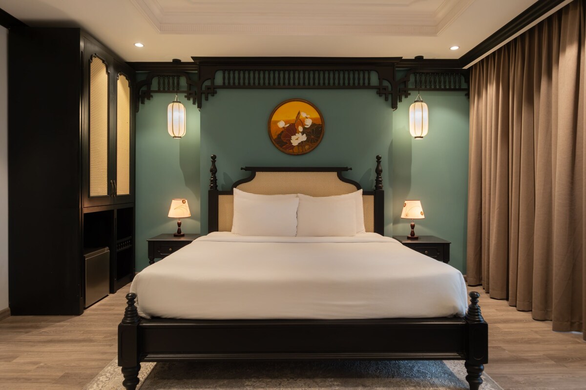 Suite, City View | Peralatan tempat tidur premium, bar mini, langsir/tirai gelap terus 