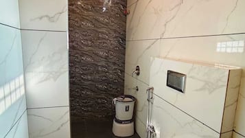 Luxury Double Room | Bathroom | Shower, slippers, towels, soap