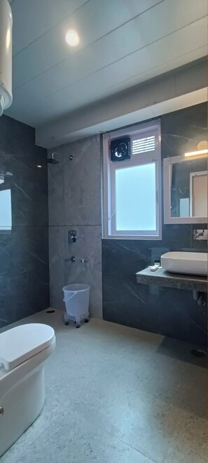 Douche, douche à « effet pluie », articles de toilette de luxe