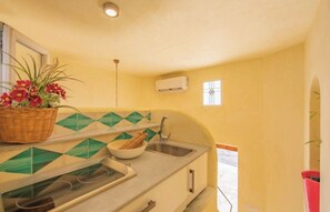 Kjøleskap, mikrobølgeovn, kaffetrakter/tekoker og kjøkkenutstyr