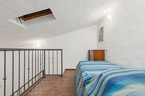 1 bedroom, bed sheets