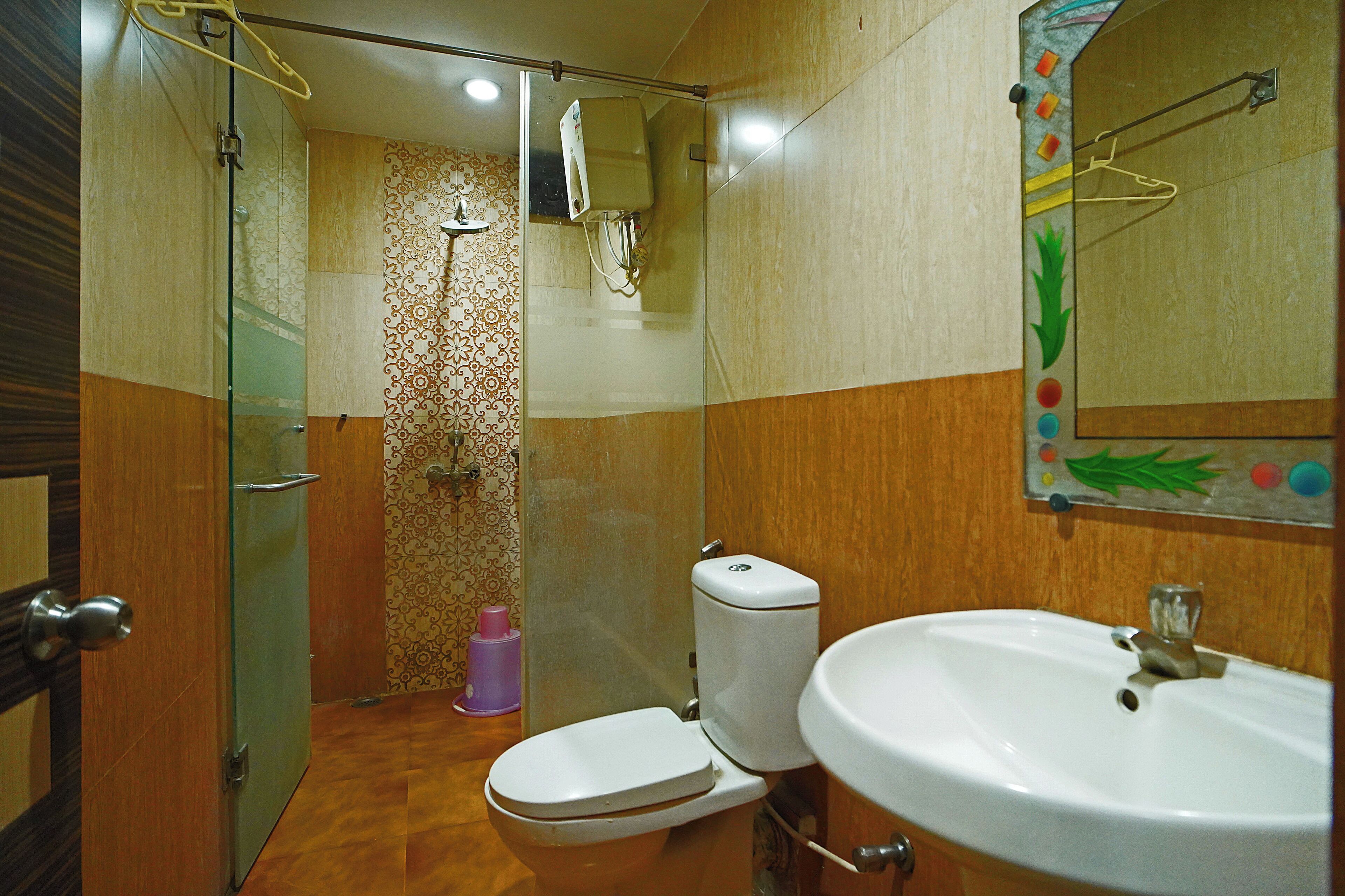 Un baño con inodoro, lavamanos y ducha.
