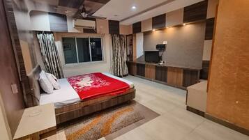 Executive Studio Suite | Hypo-allergenic bedding, free WiFi, bed sheets