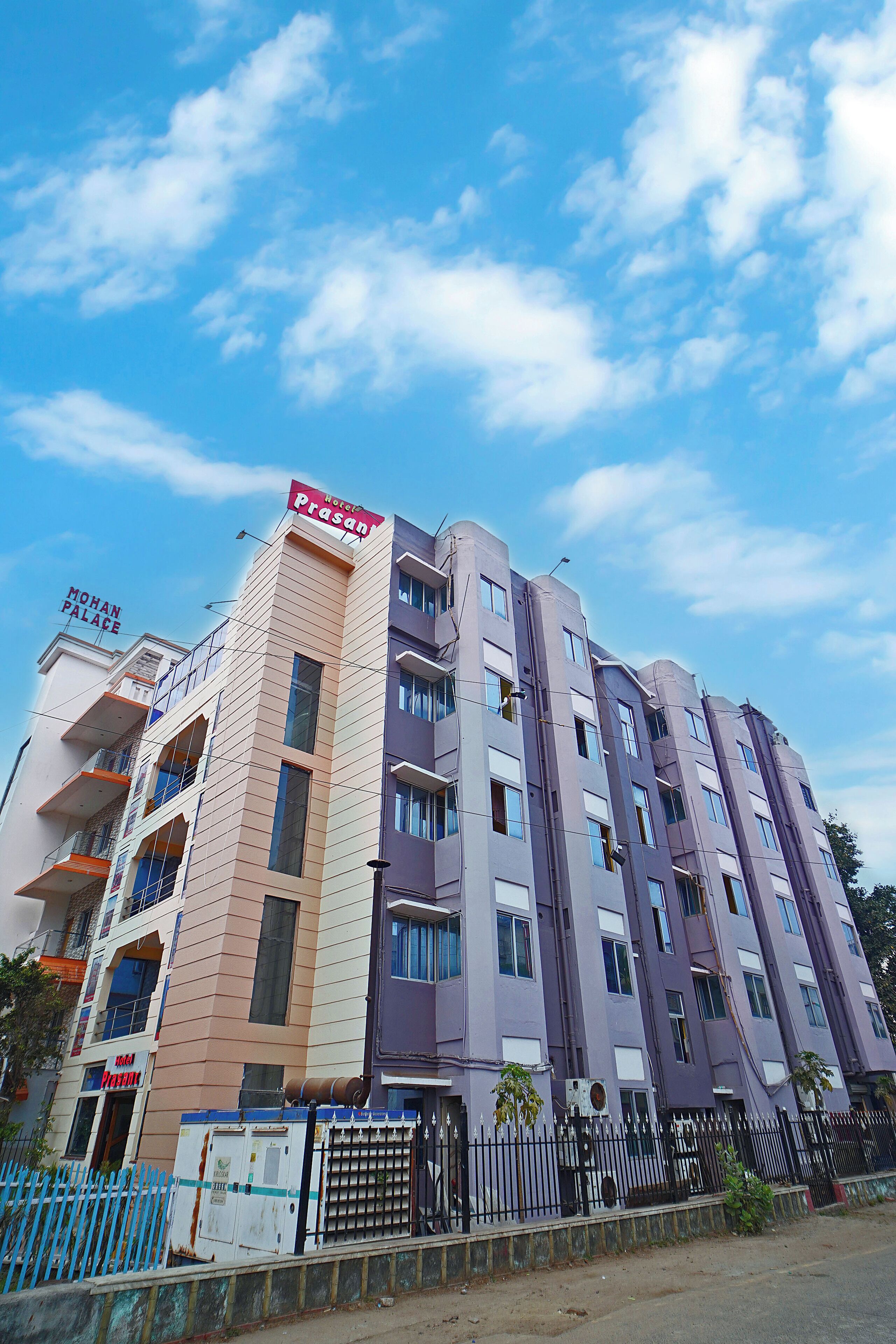 A multi-story hotel with a sign reading "Hotel Prasan'."