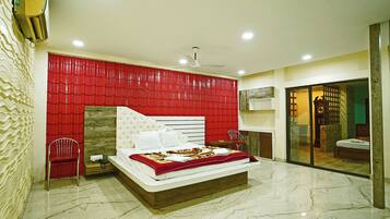 Hypo-allergenic bedding, free WiFi, bed sheets