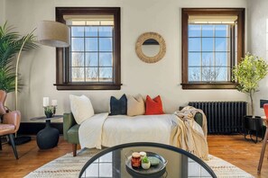 1 habitación, escritorio, tabla de planchar con plancha y wifi 