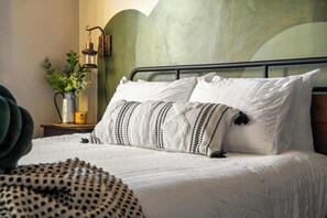 1 habitación, escritorio, tabla de planchar con plancha y wifi