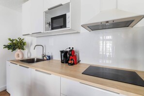 Kühlschrank, Mikrowelle, Herdplatte, Wasserkocher mit Kaffee-/Teezubehör