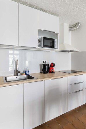 Fridge, microwave, stovetop, coffee/tea maker