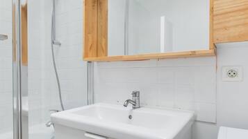 Douche, sĂšche-cheveux, serviettes fournies