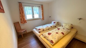 Apartment | 2 bedrooms, individually furnished, bed sheets - Mountain Stay With Balcony (Saas Grund)