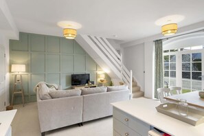 TV, bøker, stereoanlegg og kontorer