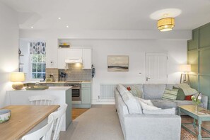 TV, bøker, stereoanlegg og kontorer