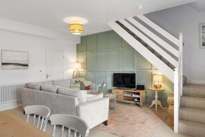 TV, bøker, stereoanlegg og kontorer