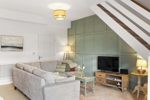 TV, bøker, stereoanlegg og kontorer