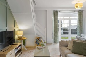 TV, bøker, stereoanlegg og kontorer