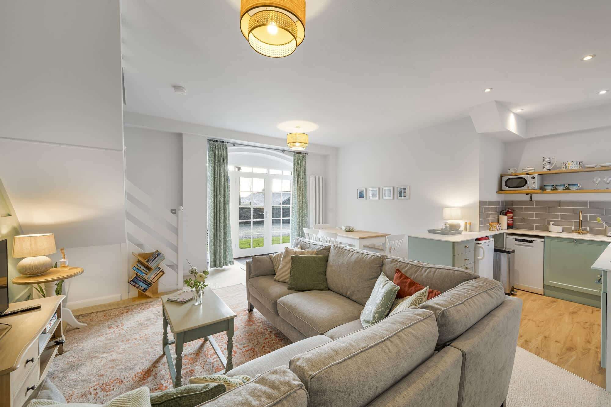 Televisión, libros, estéreo y oficina 