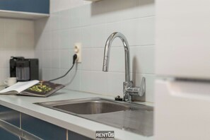 Køleskab, mikrobølgeovn, ovn, kogeplade