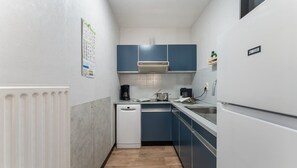 Réfrigérateur, micro-ondes, plaque de cuisson, lave-vaisselle