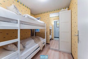2 bedrooms, desk, iron/ironing board, WiFi