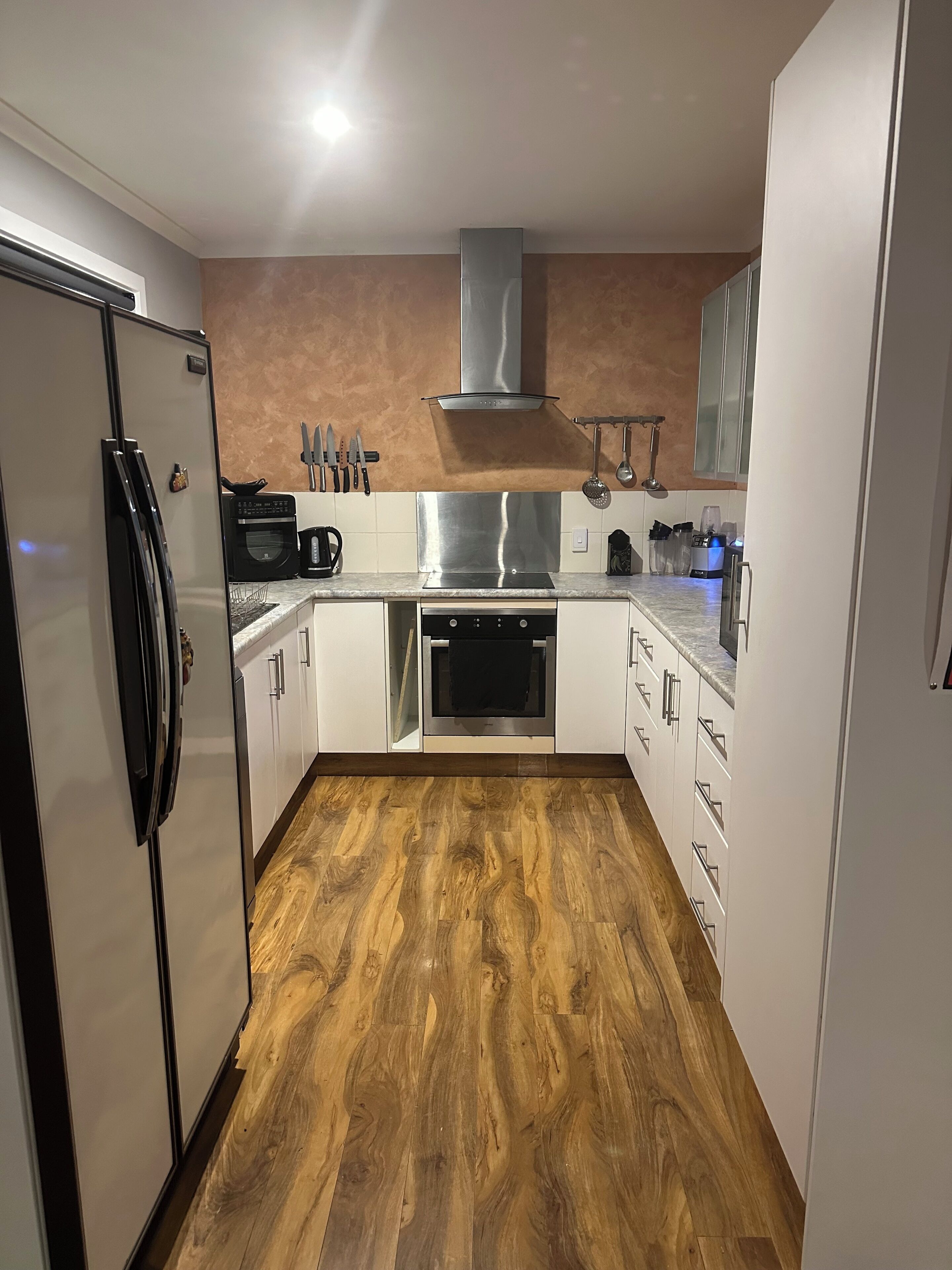 Kjøleskap, mikrobølgeovn, ovn og kokeplater